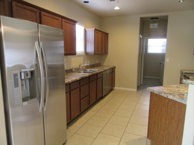 Foto del edificio - 2483 Wolcott Ave