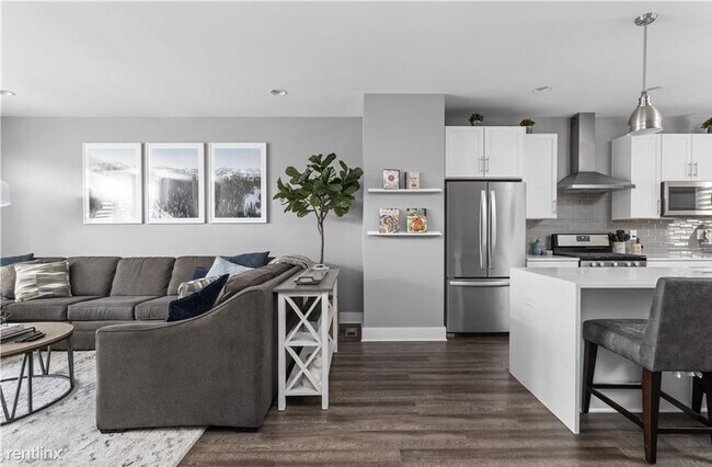 Building Photo - 1 br, 1 bath Condo - 608 E 10th St