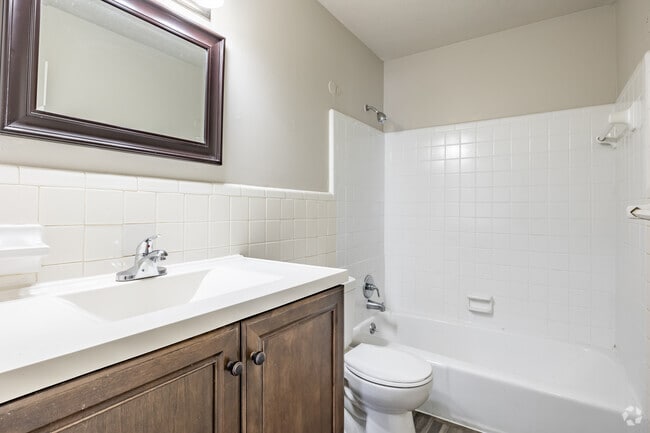 2BR, 1BA - 1120SF - Ingleside Terrace
