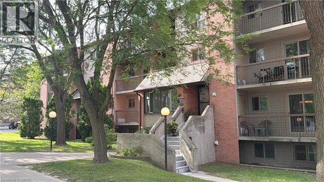 Building Photo - 30 Hickory St E