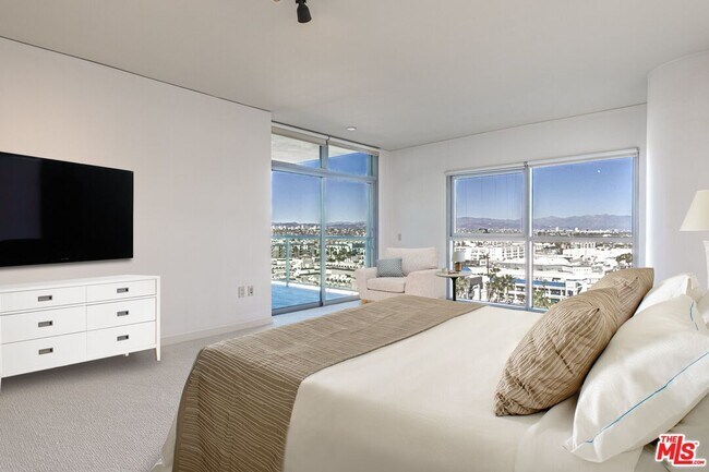 Building Photo - 13650 Marina Pointe Dr