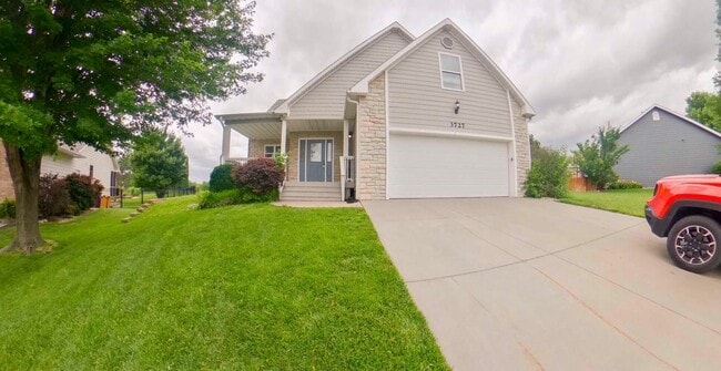 Building Photo - 3D Tour Available-HUGE Bedrooms + 2-Car Ga...
