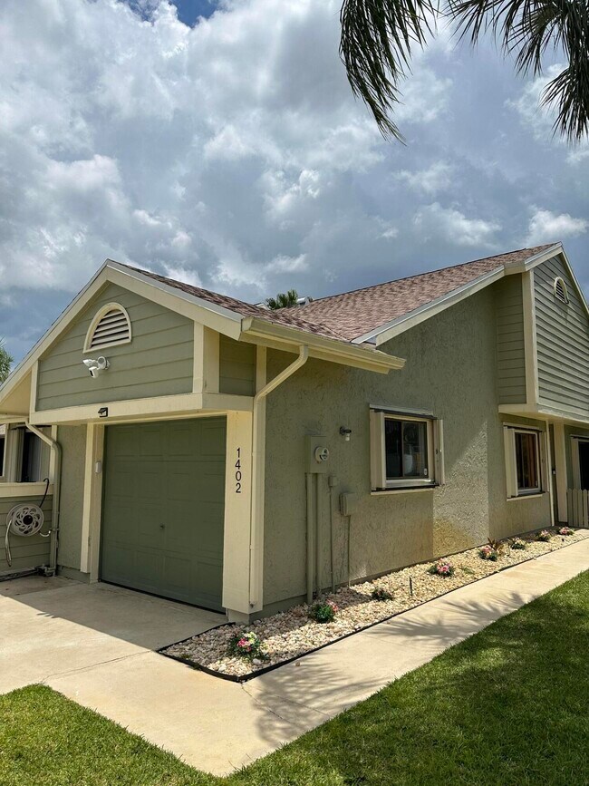 Building Photo - 1402 SE Berwick Ct