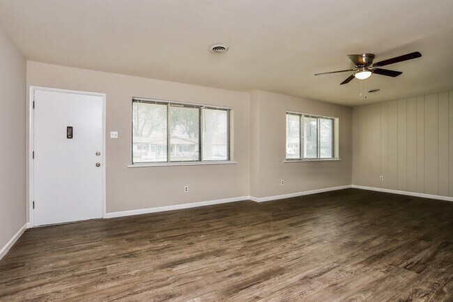 Building Photo - Fantastic 3bd/2ba home! Let yourself in!