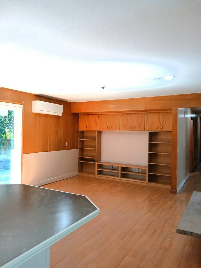 Building Photo - 16545 Des Moines Memorial Dr