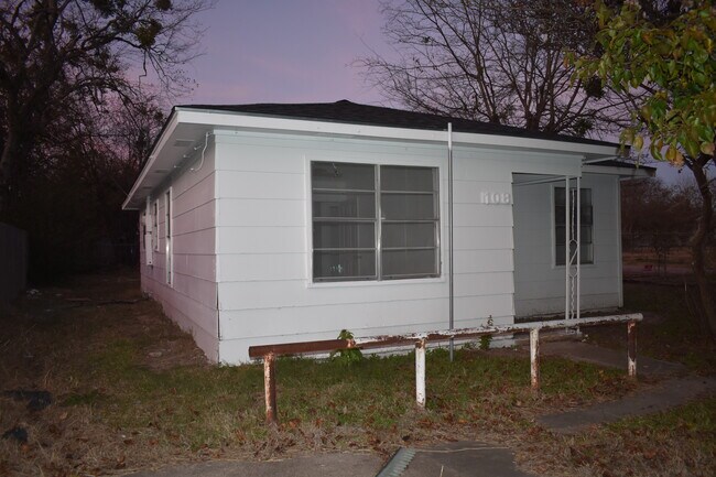 Building Photo - 108 E Kirby