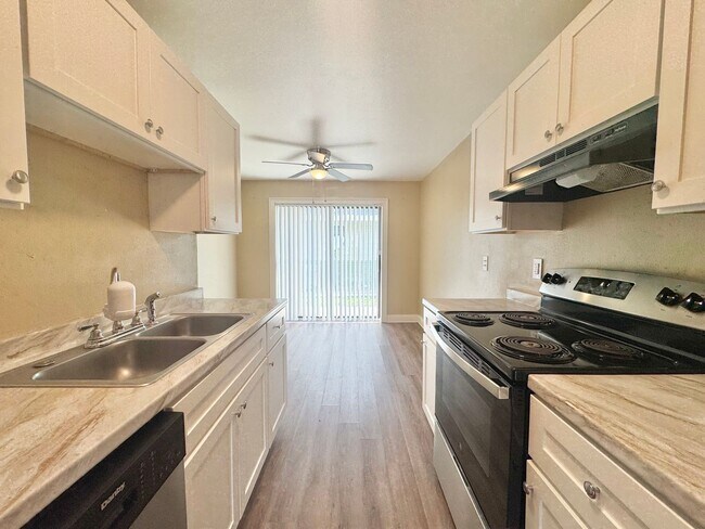 Foto del edificio - Apartment - Right off Cypress Gardens Blvd!