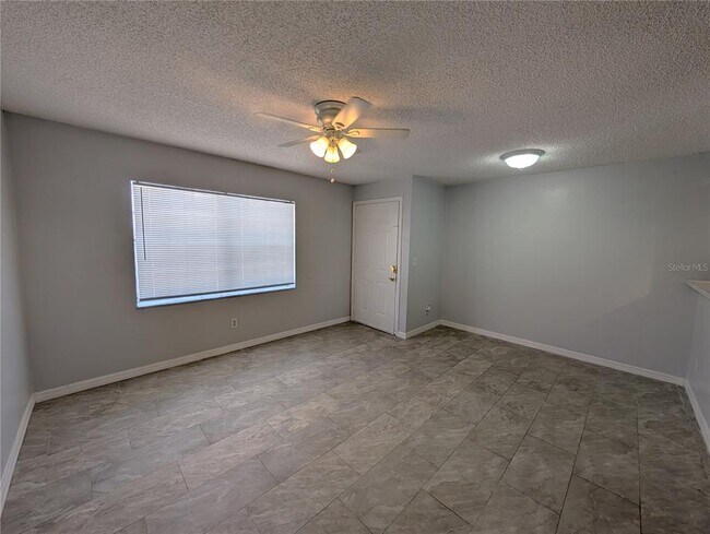 Foto del edificio - 6415 S Roberts Ave