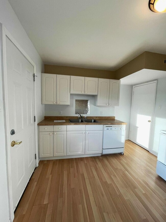 Building Photo - 3 bedroom in Kitimat BC V8C 1W2
