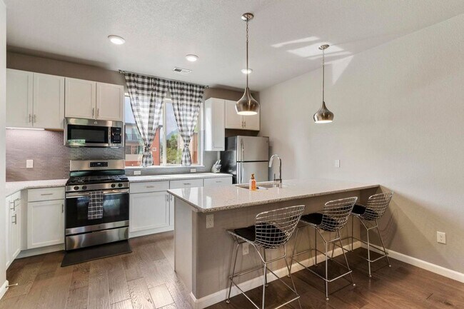 Foto del edificio - Luxury Townhouse, Minutes from Downtown