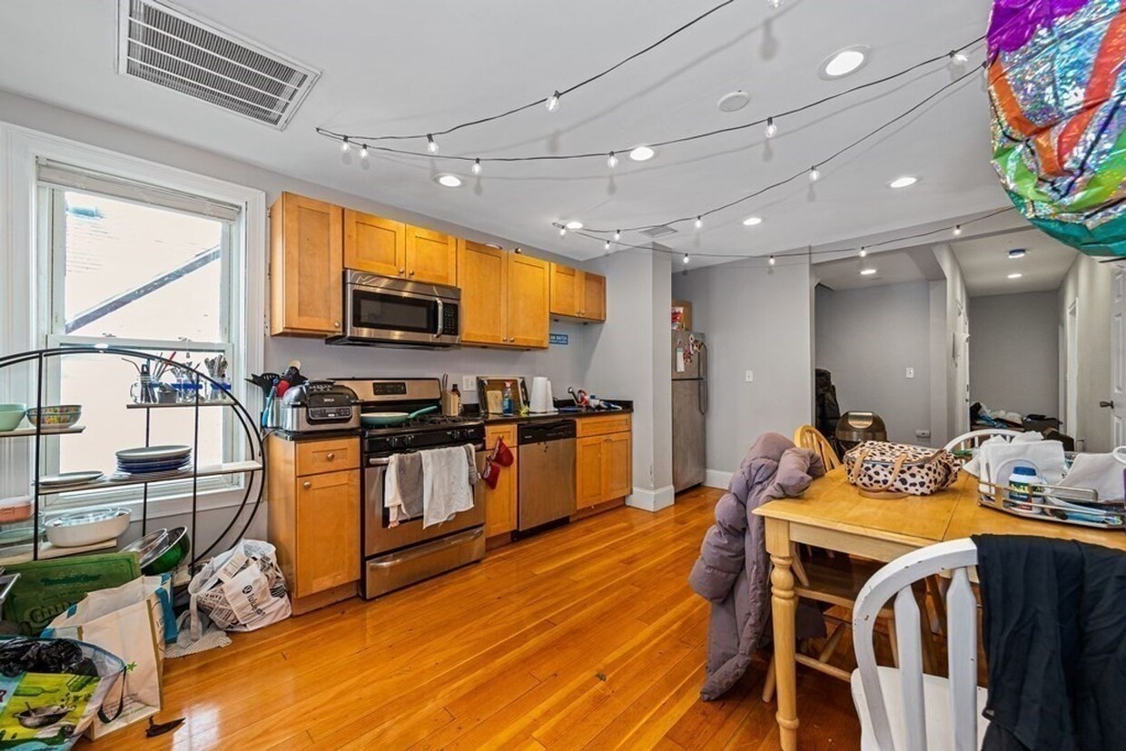 Primary Photo - 9/1/25 Renovated 4BR/2BA in Mission Hill, ...