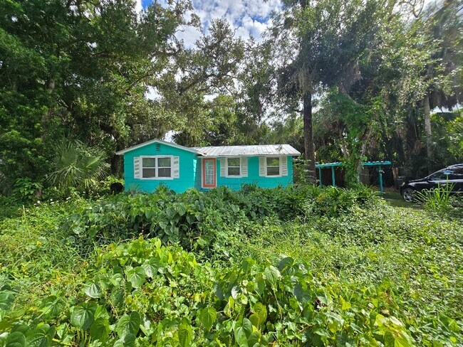 Building Photo - GORGEOUS 4 BEDROOM 2 BATHROOM COTTAGE STYL...