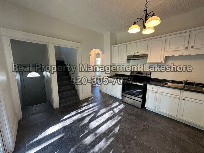 Building Photo - Updated Home Close to UWO