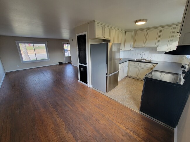 Building Photo - 444 N Henninger St