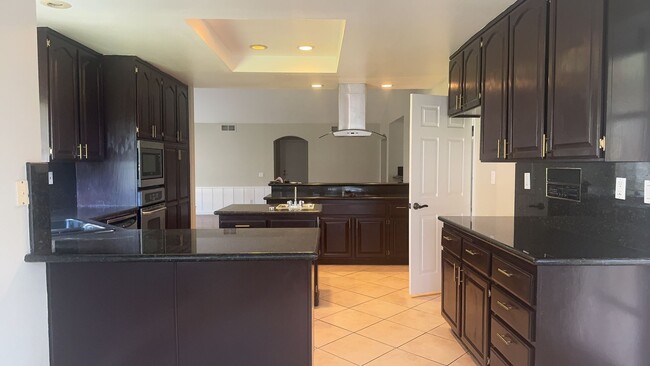 Building Photo - 4 bedroom 3 Bathroom with a mother in law/...