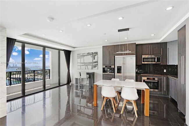 Foto del edificio - 555 NE 15th St