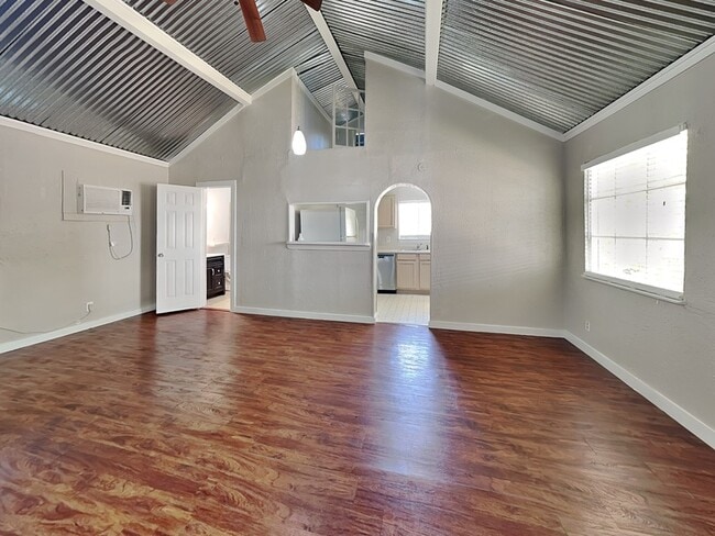 Building Photo - 2015 McMillan Ave