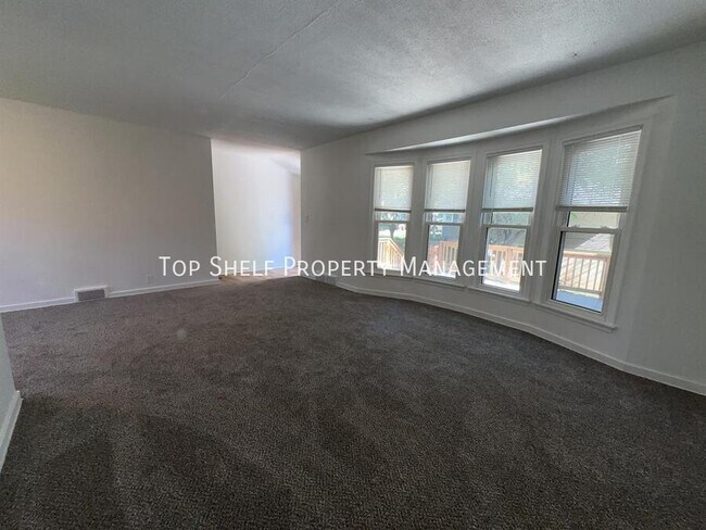 Foto del edificio - 3816 Clinton Ave