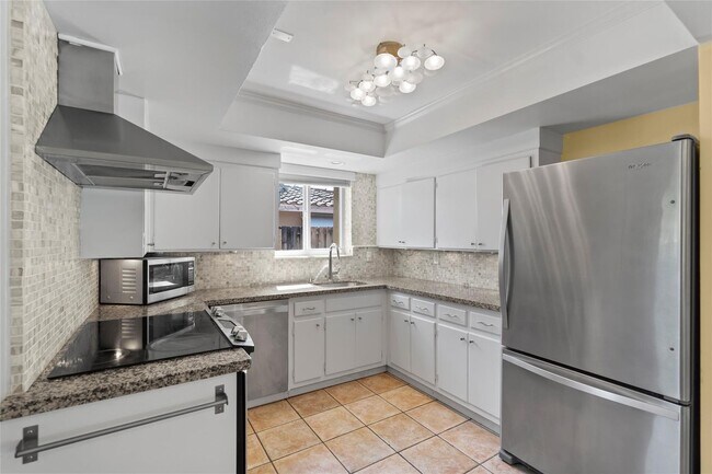 Building Photo - 2100 NE 57th St