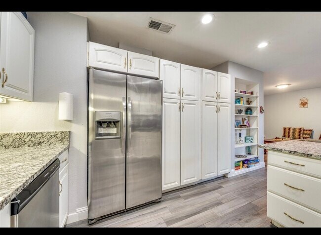 Foto del edificio - 5705 Harvest Hill Rd