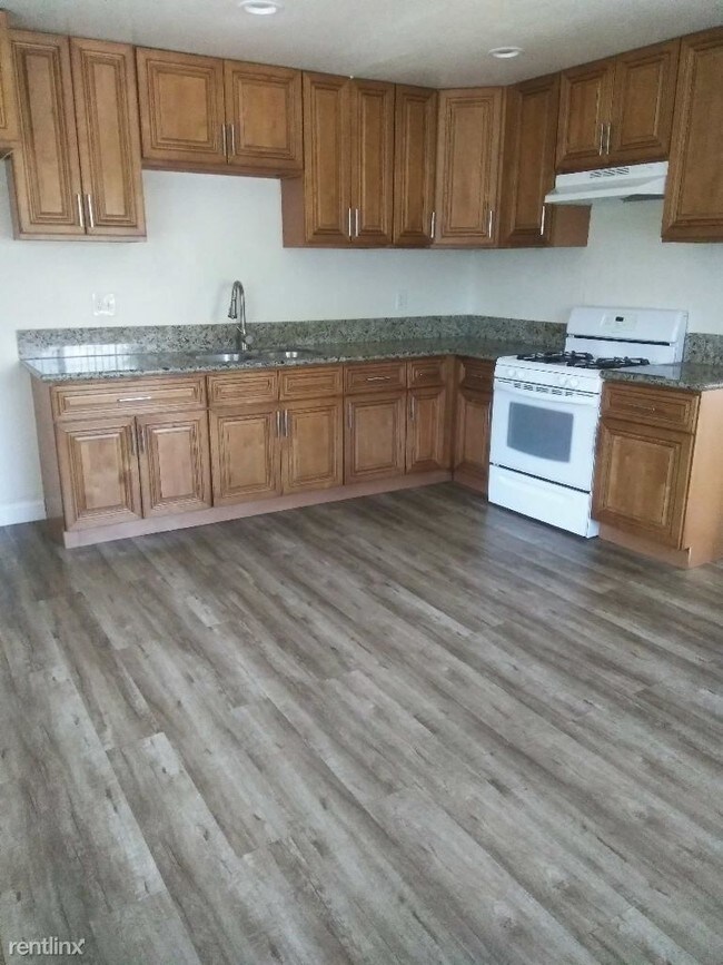 Building Photo - 2 br, 1 bath Apartment - Top Team Realty