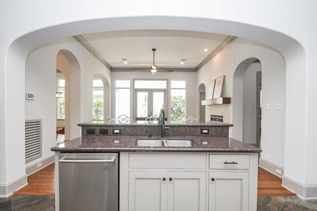 Building Photo - 2702 Tudor Manor