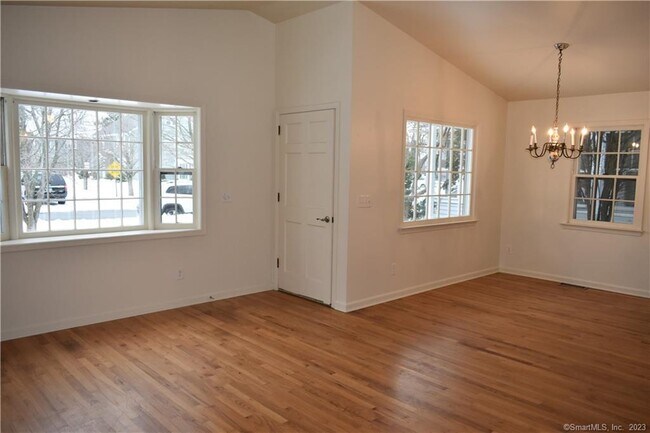 Building Photo - 52 S Pine Creek Rd