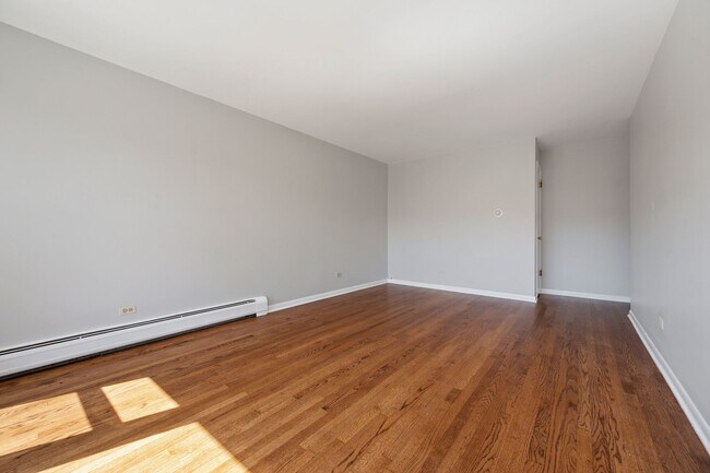 Building Photo - 4912 W Berteau Ave