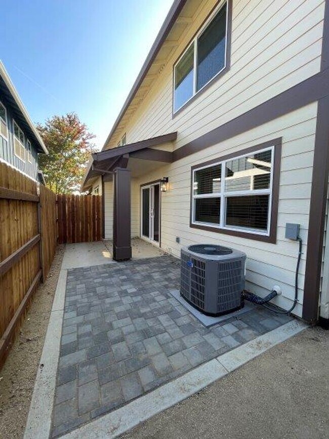 Building Photo - Tahoe Park 2 Bedroom Near UC Davis Med Center
