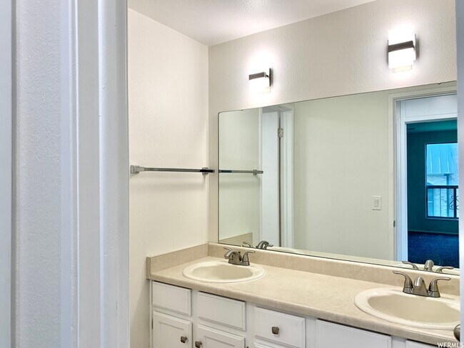 Foto del edificio - 4860 S Highland Cir