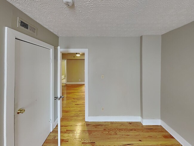 Foto del edificio - 77 1/2 E 7th Ave