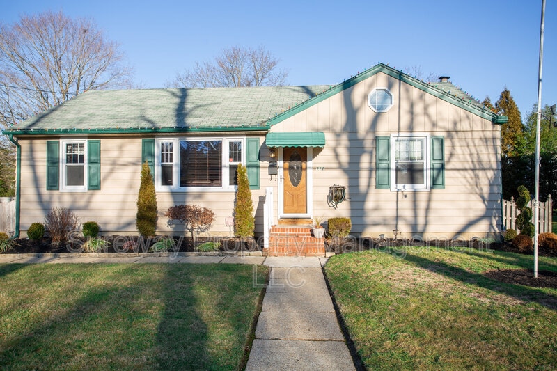 Primary Photo - 112 W Taunton Ave