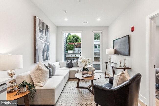 Foto del edificio - 6910 Ridge Ave