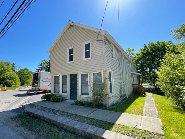 Frente 1 - 220 Maple Ave
