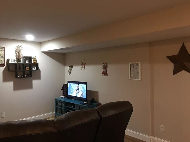 Building Photo - Beautiful 5 Bedroom 3 Bath home Sherman Il...