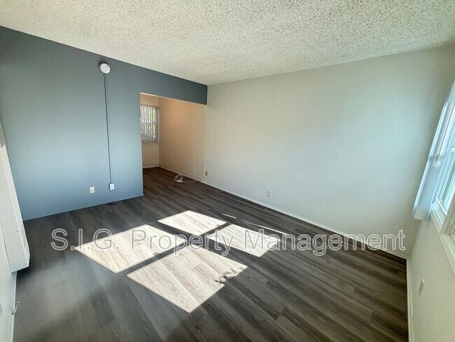 Foto del edificio - 10560 Sherman Grove
