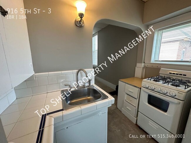Building Photo - 916 5th St