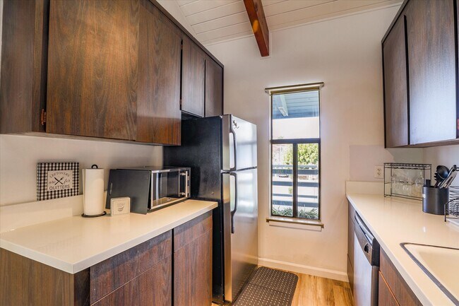 Building Photo - 158 Kern St