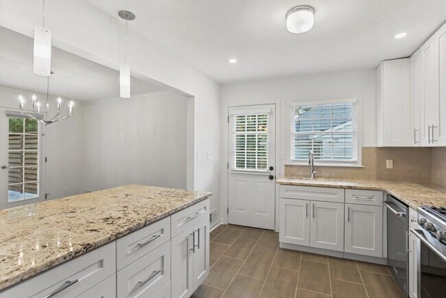 Building Photo - 2575 Sharondale Dr NE