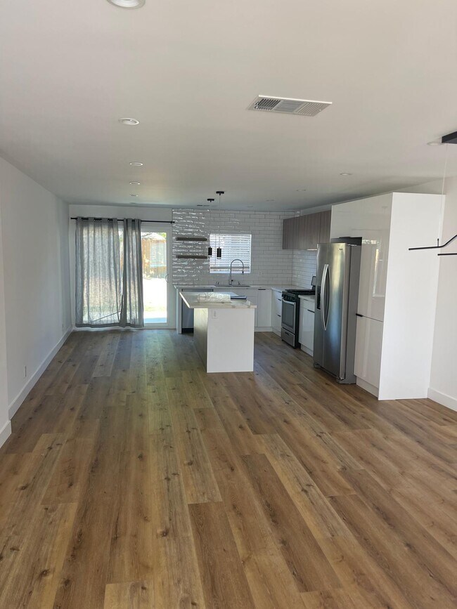 Foto del edificio - 7051 Garden Grove Ave