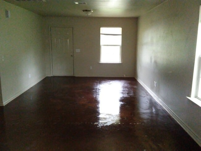 Building Photo - 415 Lethia St