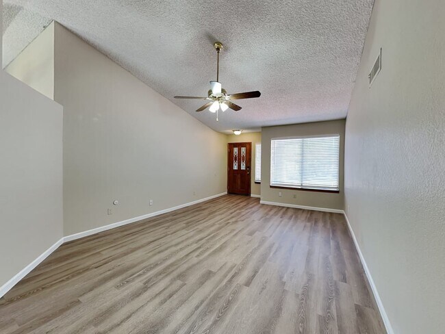 Foto del edificio - 3143 E Libby St