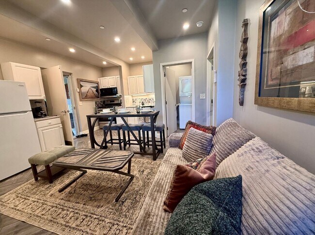 Foto del edificio - Hidden Gem – Remodeled 1 Bedroom in Monterey