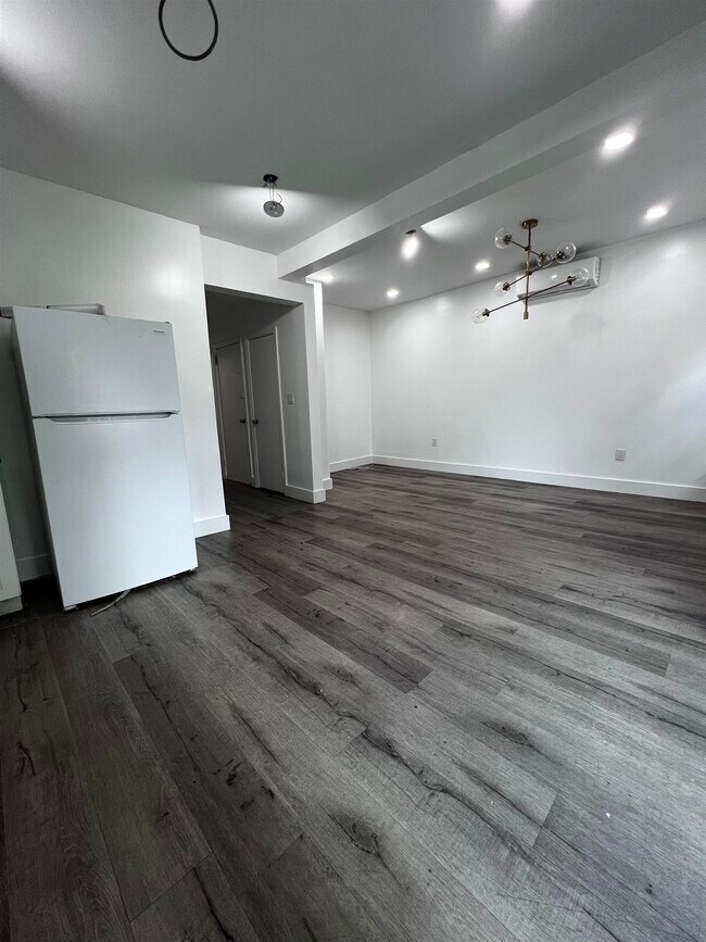 Building Photo - 28 E 47th St