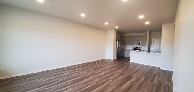 Building Photo - Beautiful 3-bed Townhome in a great location!