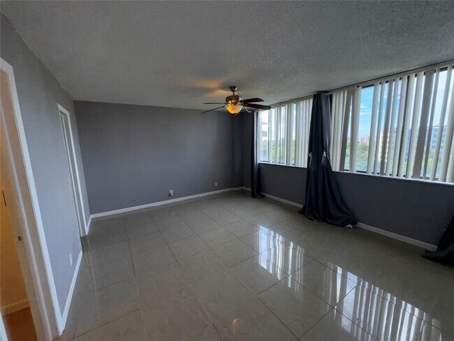 Foto del edificio - 4222 Inverrary Blvd