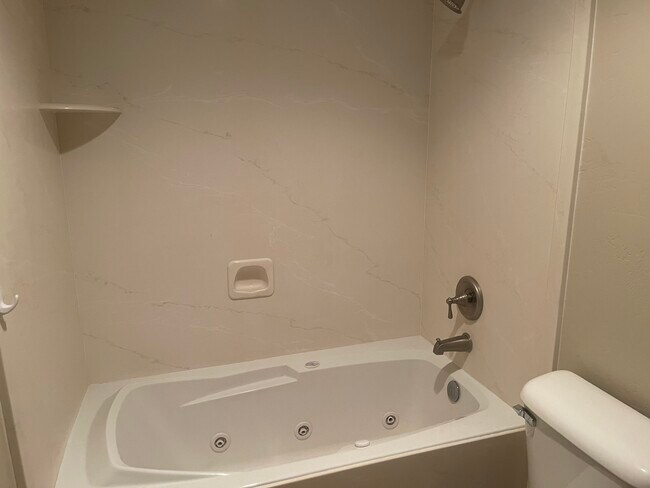 Bathroom - jetted tub - 143 E Box Elder Dr