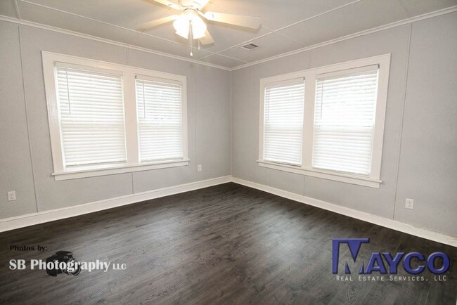 Building Photo - 1 bedroom HOUSE in Highland with fenced ba...