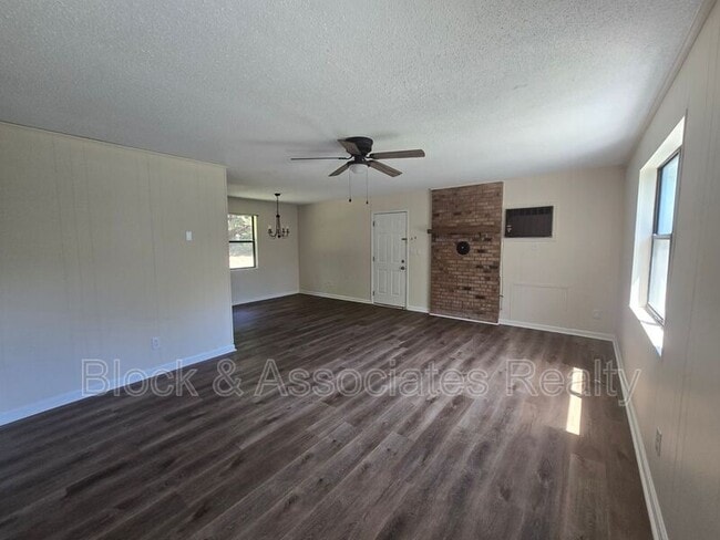 Building Photo - 3945 Woodcrest St