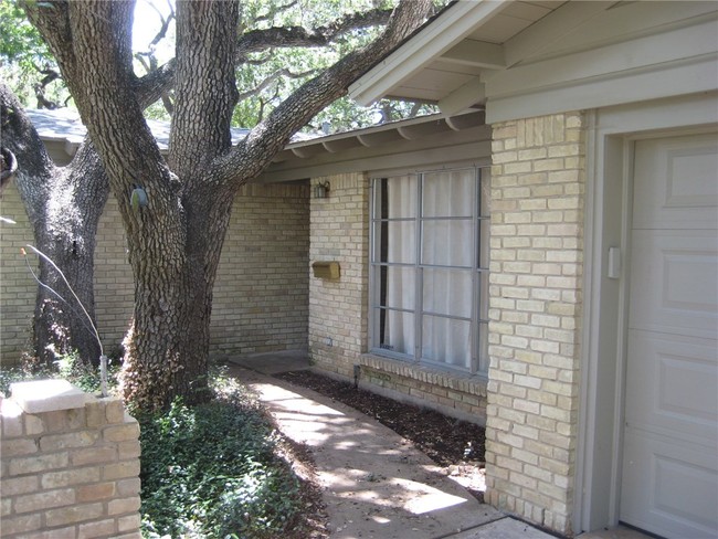 Building Photo - 2007 Oakglen Dr